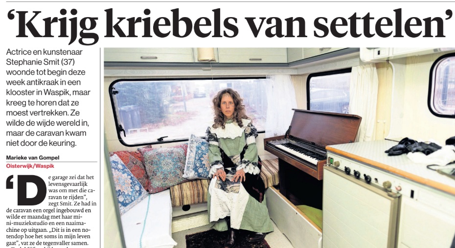 STEPHANIE (37) TREKT MET MINI-ORGEL EN NAAIMACHINE DE WIJDE WERELD IN