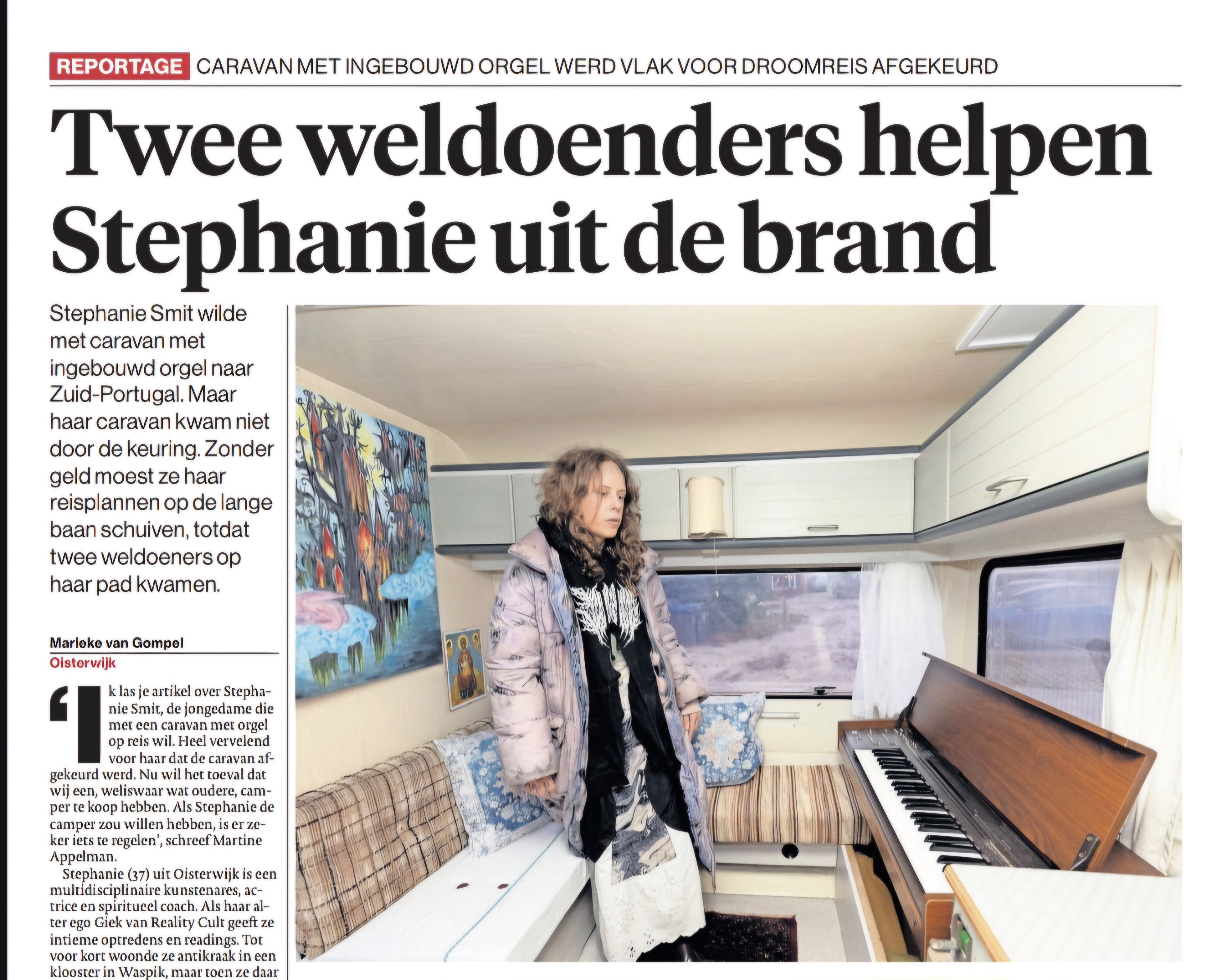 TWEE WELDOENERS HELPEN STEPHANIE UIT DE BRAND